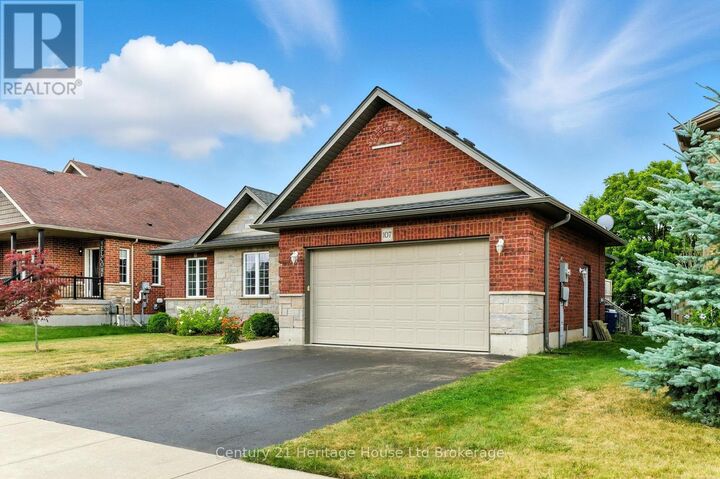 Property Photo:  107 Applewood Street  ON N0J 1S0 