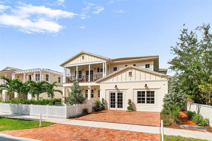 Property Photo: 136 SE 1st Ave FL 33444