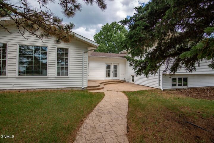 Property Photo:  516 Colt Avenue  ND 58503 