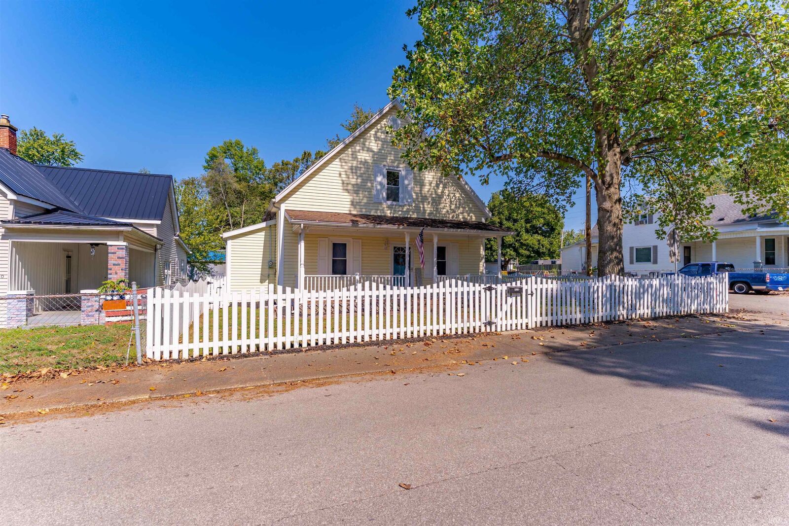 Property Photo:  424 E Oak Street  IN 47601-2047 
