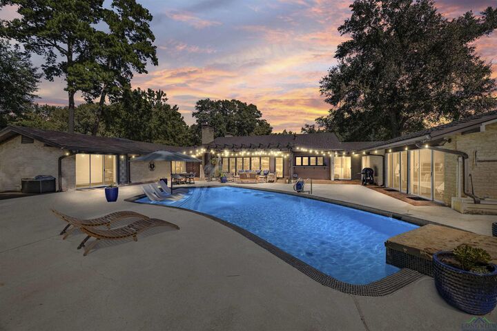 Property Photo: 1300 Montclair St. Huntington Park TX 75601