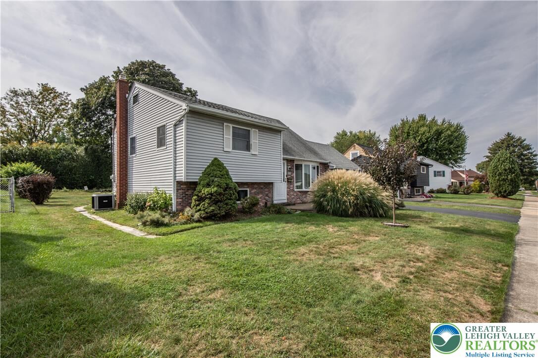 Property Photo:  2229 Vista Drive  PA 18018 