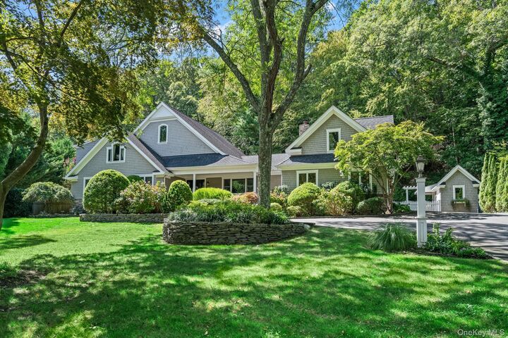 Property Photo:  10 Hollise Court  NY 11721 