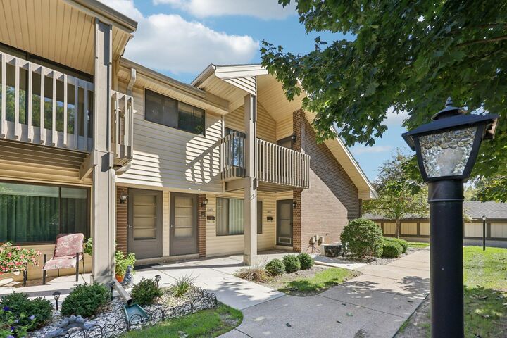 1657 S Carriage Ln  New Berlin WI 53151 photo