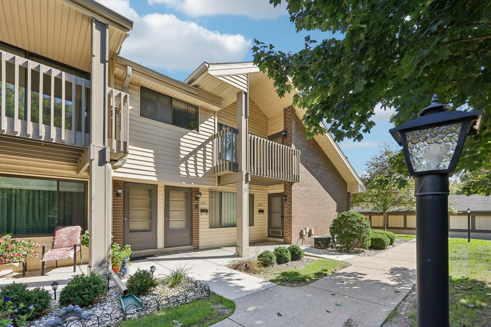 Property Photo:  1657 S Carriage Ln  WI 53151 