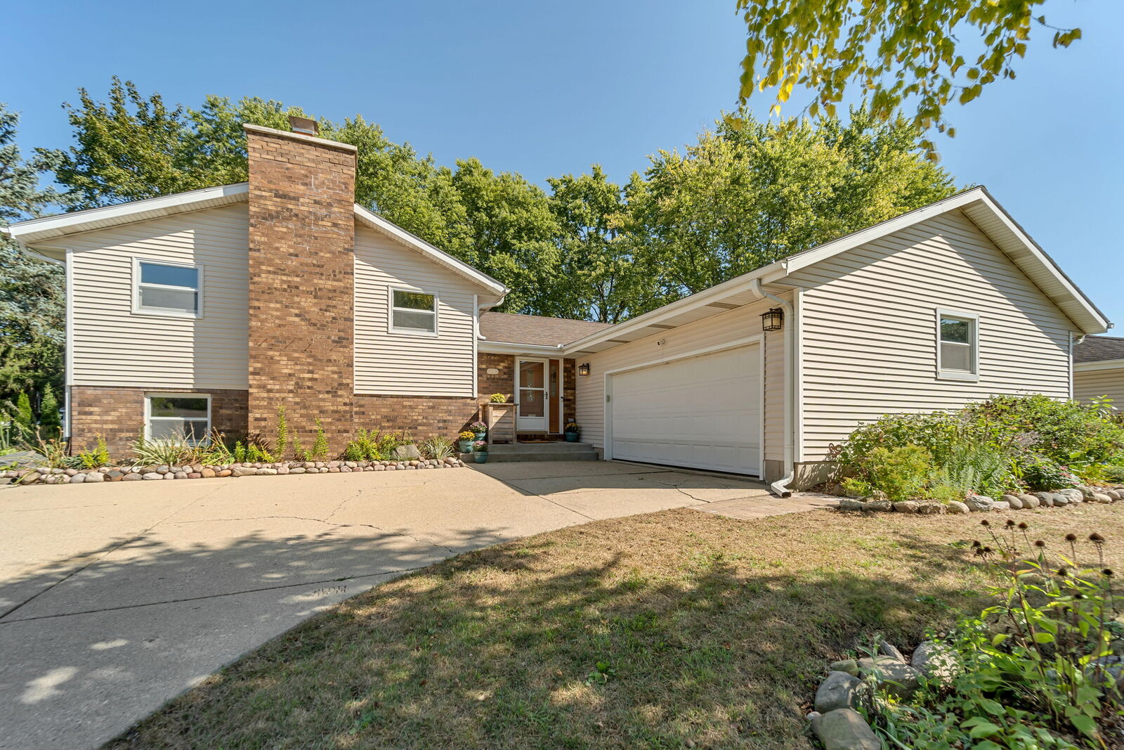 Property Photo:  1041 Bluebird Ln  WI 53182 