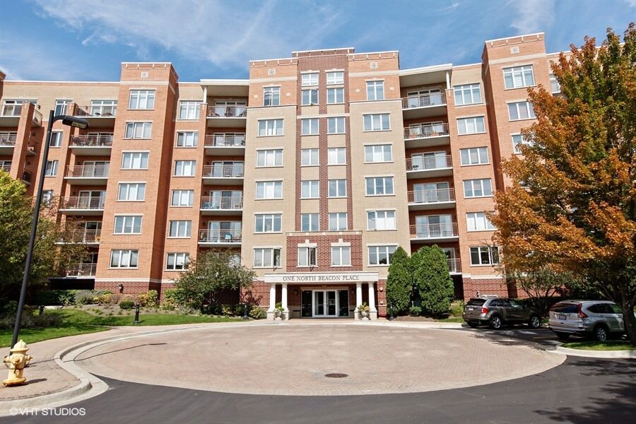 Property Photo:  1 N Beacon Place 305  IL 60525 