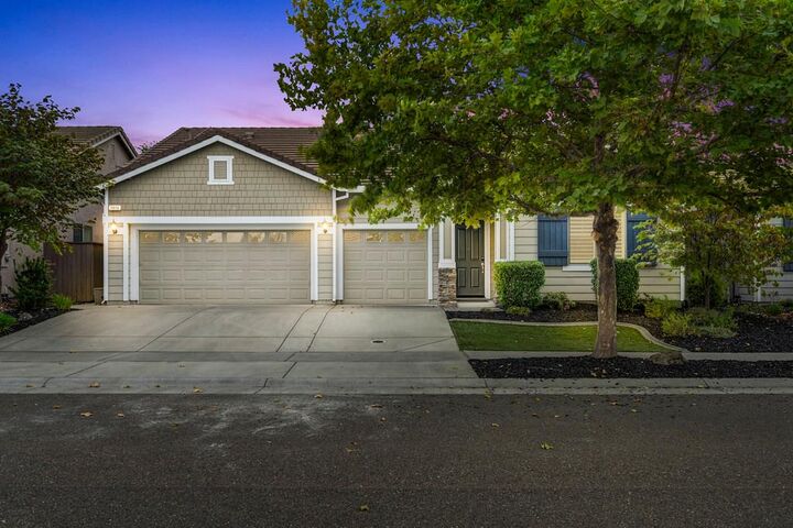Property Photo: 3016 Oak Trail Way CA 95747