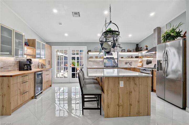 Property Photo: 410 6th St NE FL 34120