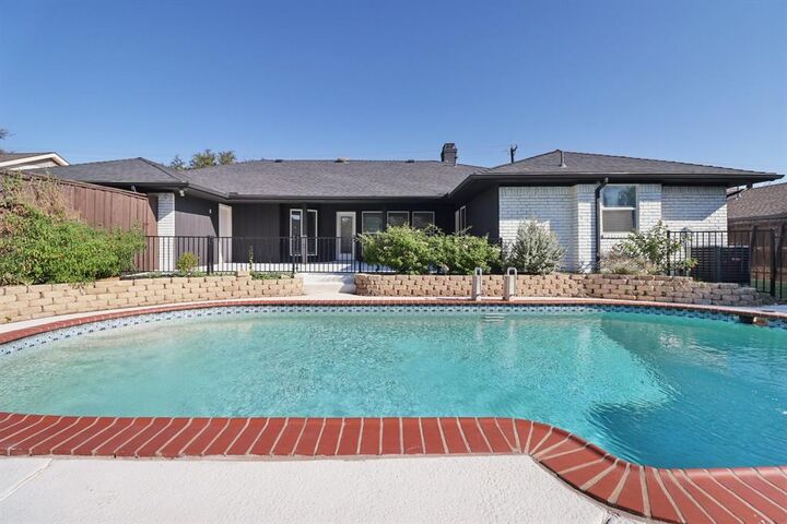 Property Photo: 7326 La Cosa Drive TX 75248