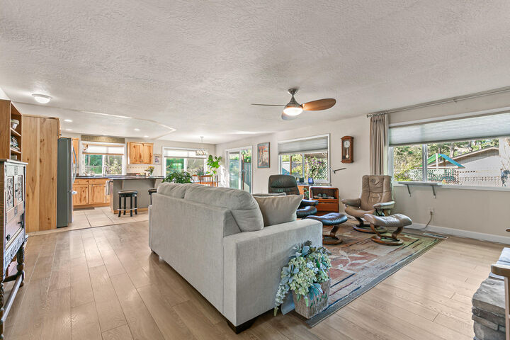 Property Photo:  1476 Angelcrest Drive  OR 97504 