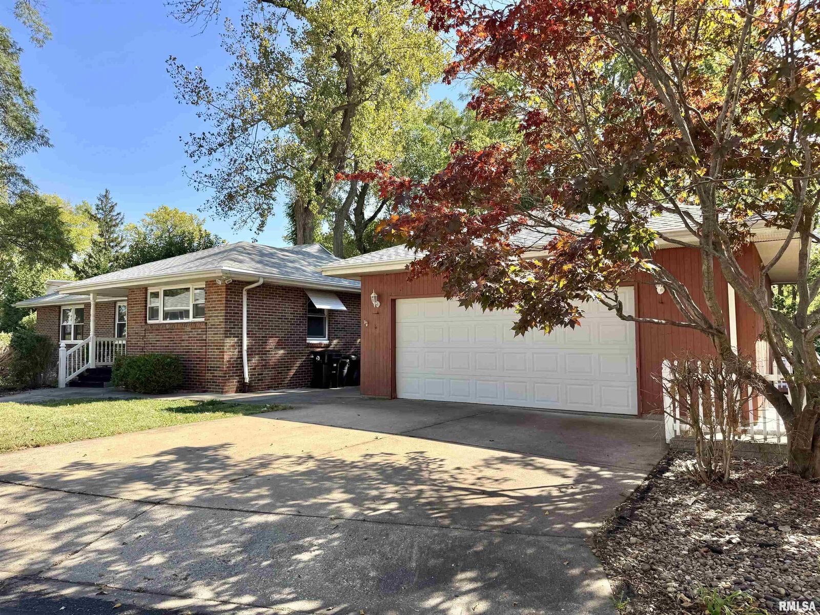 Property Photo:  712 E White Oak Court  IL 61614
