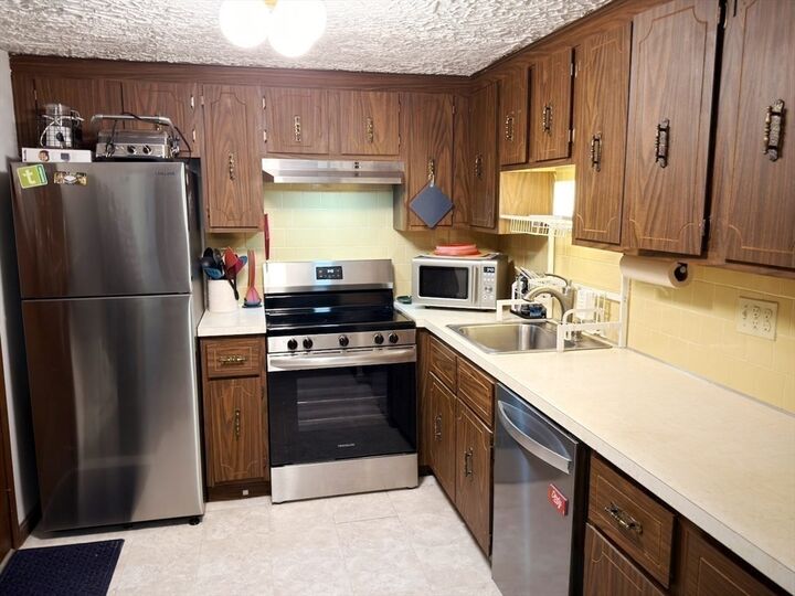 Property Photo:  42 Swanson Ct 14A  MA 01719 