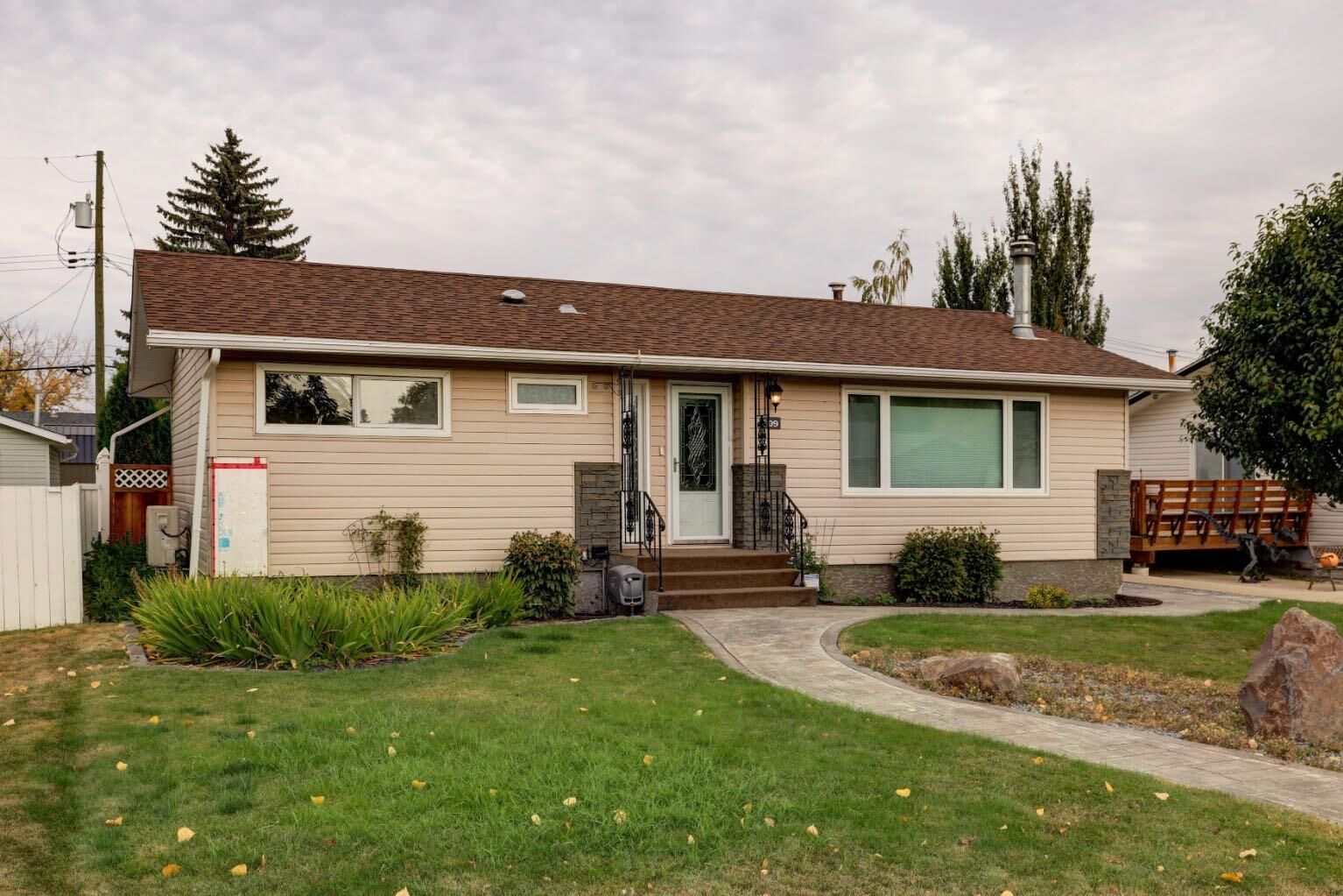 Property Photo:  409 12 Street E  AB T0J 0Y5 
