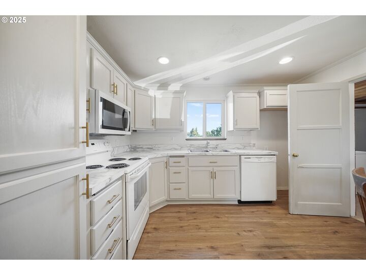 Property Photo:  33099 Foster Rd  OR 97424