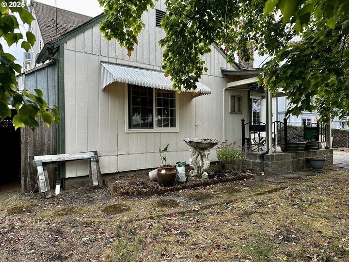 Property Photo: 187 37th St OR 97478