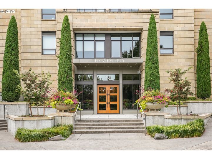 2351 NW Westover Rd NW 906  Portland OR 97210 photo