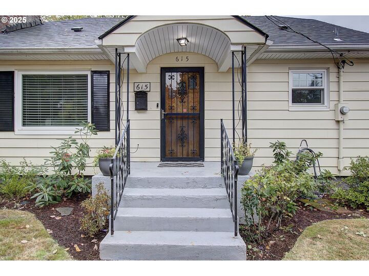 Property Photo:  615 W 39th St  WA 98660 