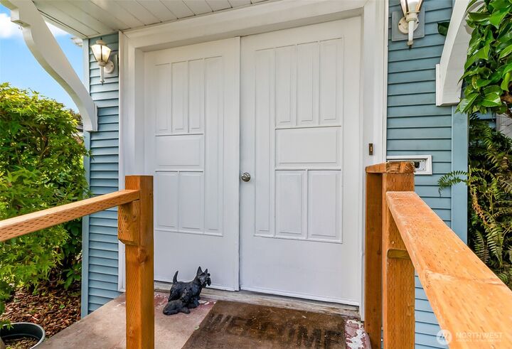 Property Photo:  1102  Lombard Avenue  WA 98201 