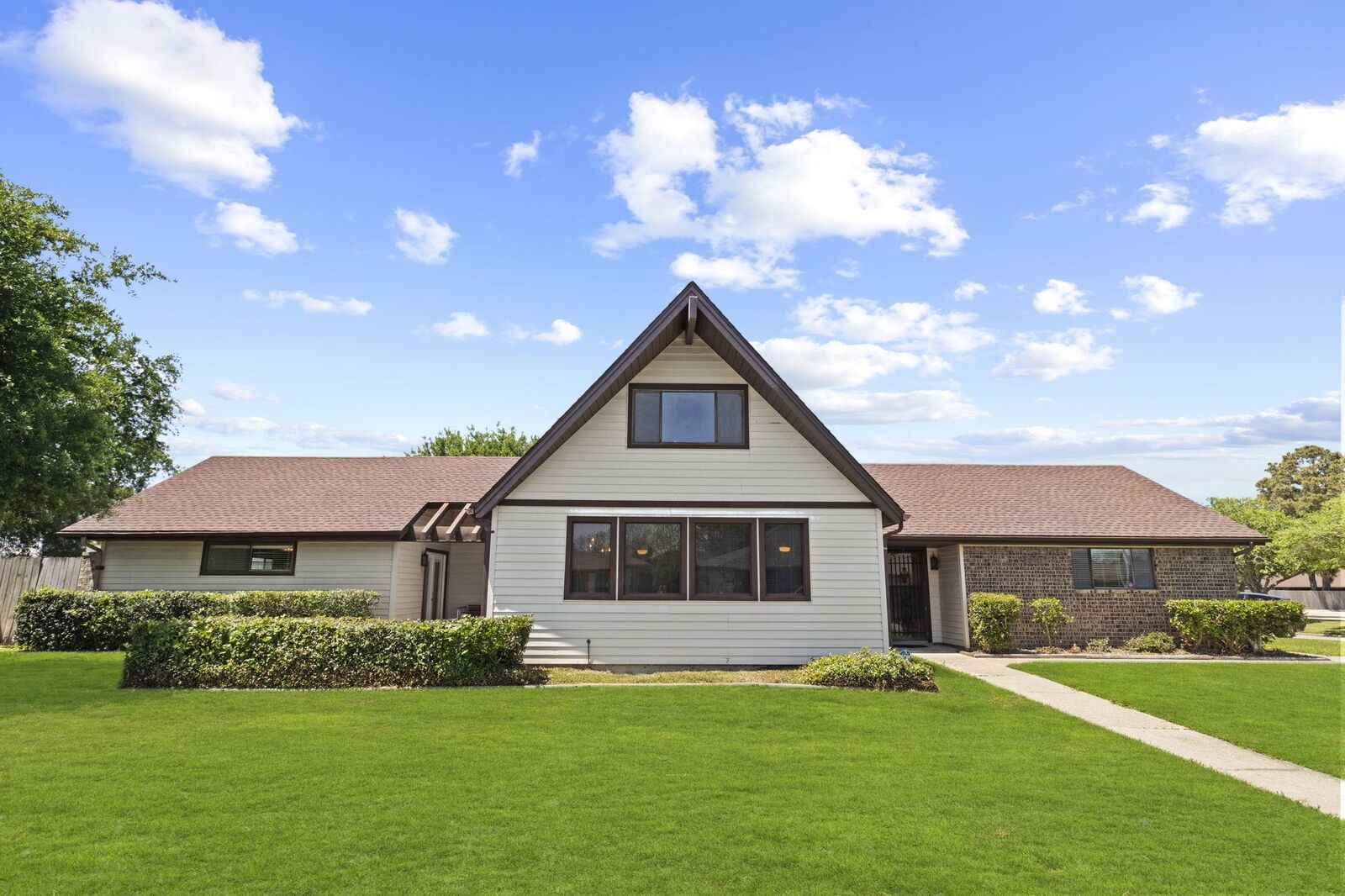 Property Photo:  3911 Turtle Creek  TX 77642-7335 