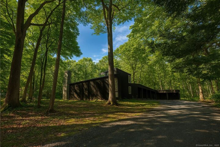 Property Photo:  860 Oakwood Road  CT 06477 
