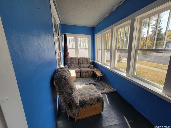 Property Photo:  406 1st Street E  SK S0K 4W0 