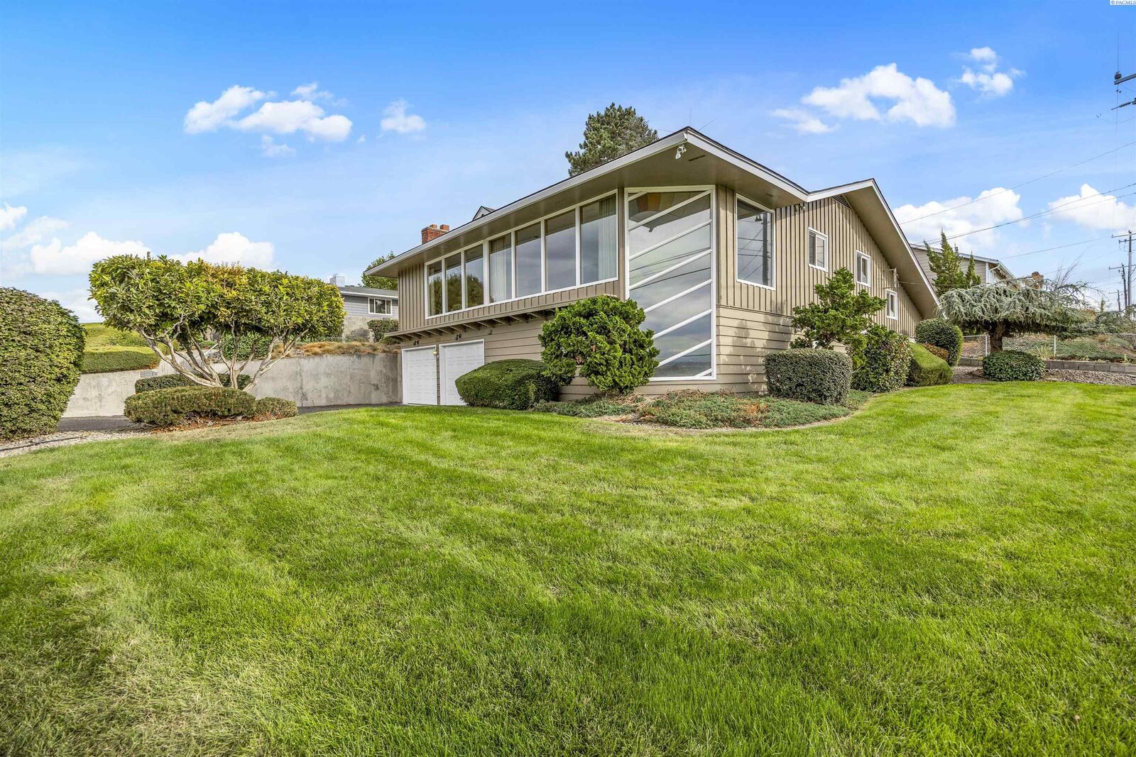 Property Photo:  1235 Cherry Ave  WA 98944 