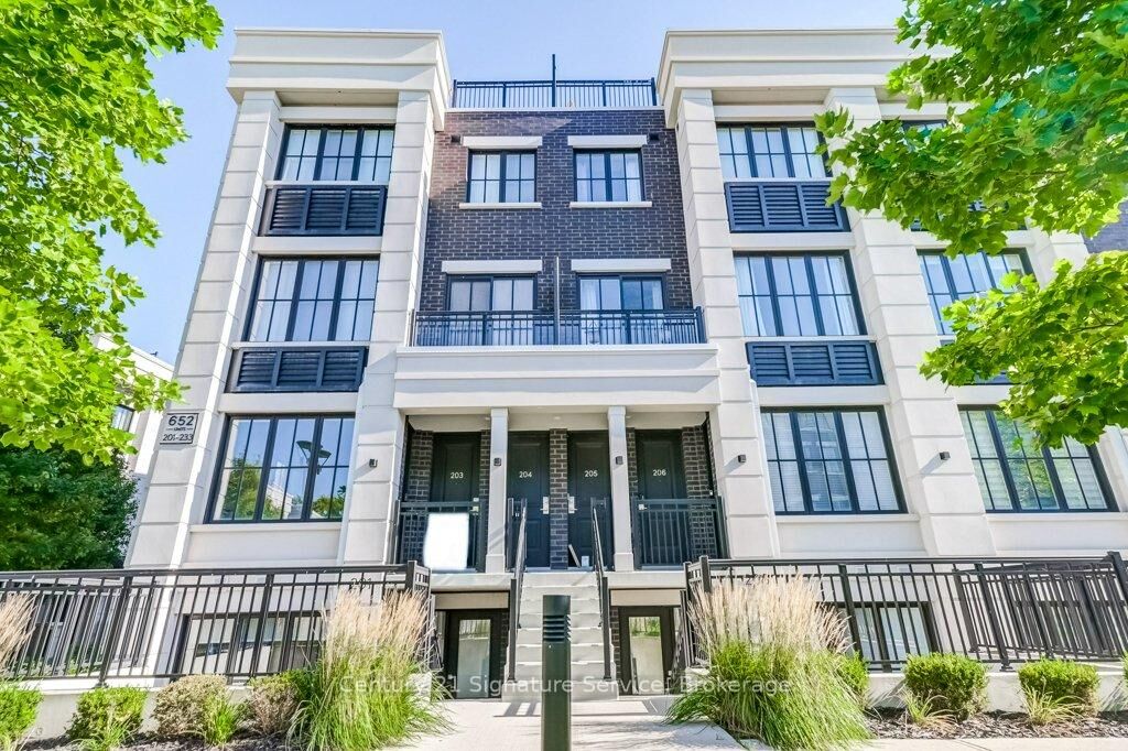 Property Photo:  652 Cricklewood Drive 202  ON L5G 0A5 