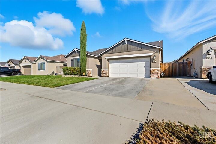 Property Photo: 3320 E Laura Avenue CA 93292