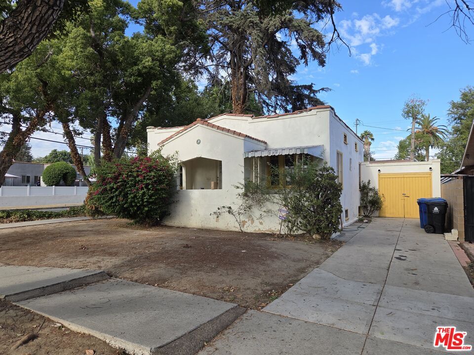 Property Photo: 3371 Garden Ave CA 90039