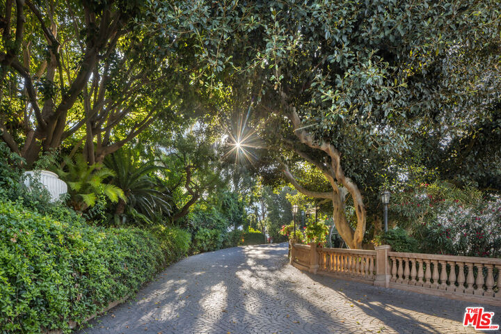 Property Photo:  1005 Bel Air Ct  CA 90077 