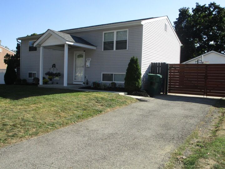 Property Photo:  3159 Vauxhall Drive  OH 43204 
