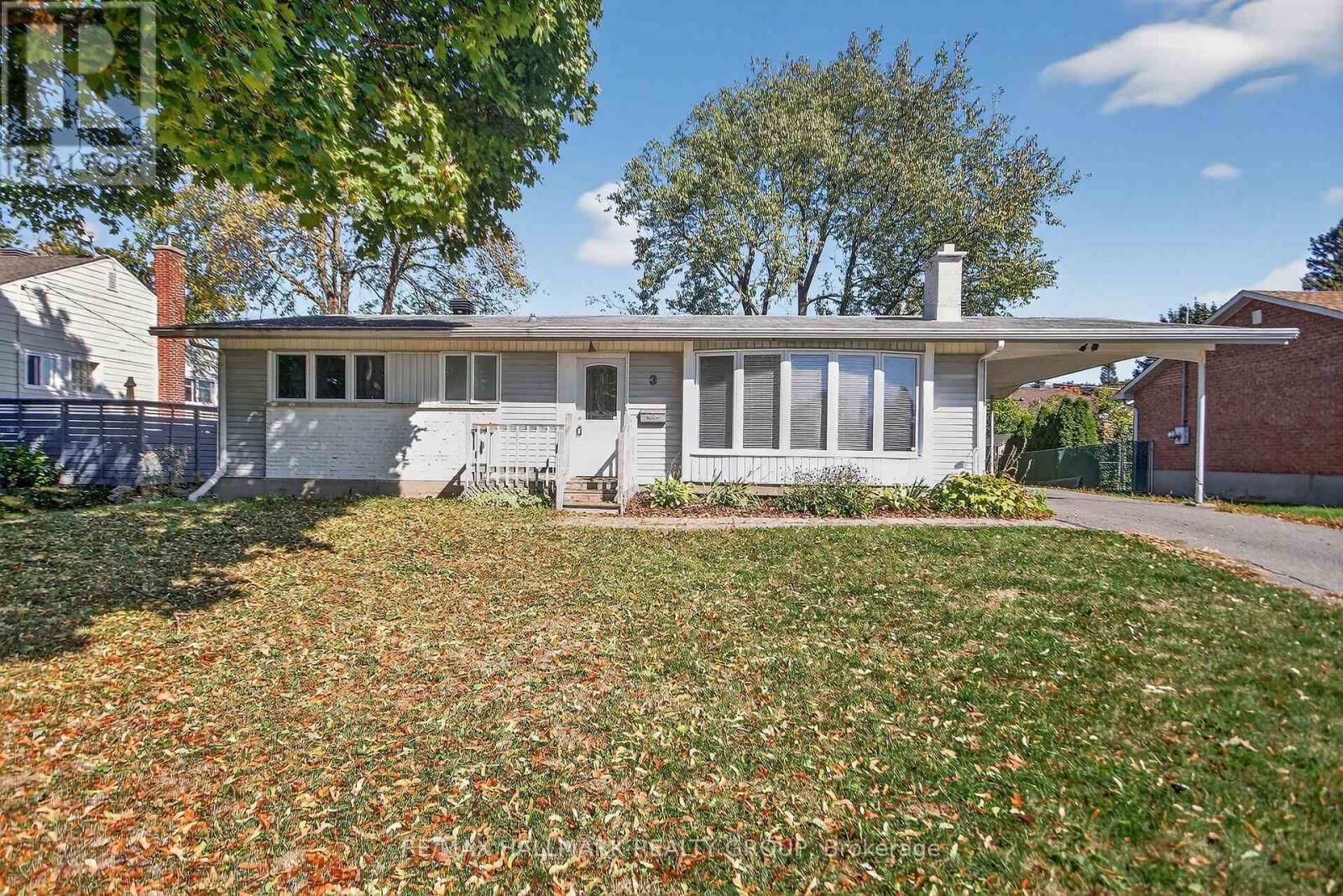 Property Photo: 3 Sutton Place ON K2E 5G1
