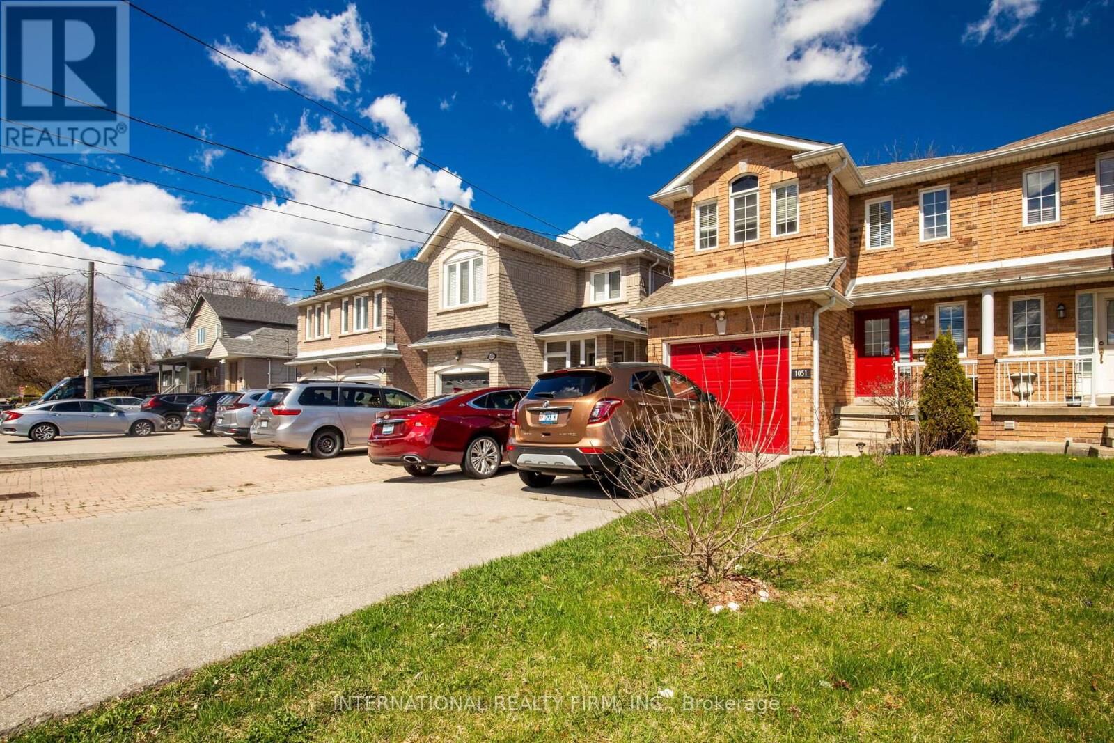 Property Photo:  1051 Caven Street  ON L5G 4J3 