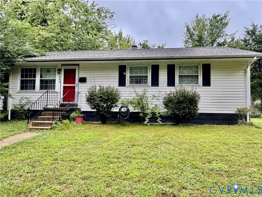 Property Photo: 202 N Grove Avenue VA 23075