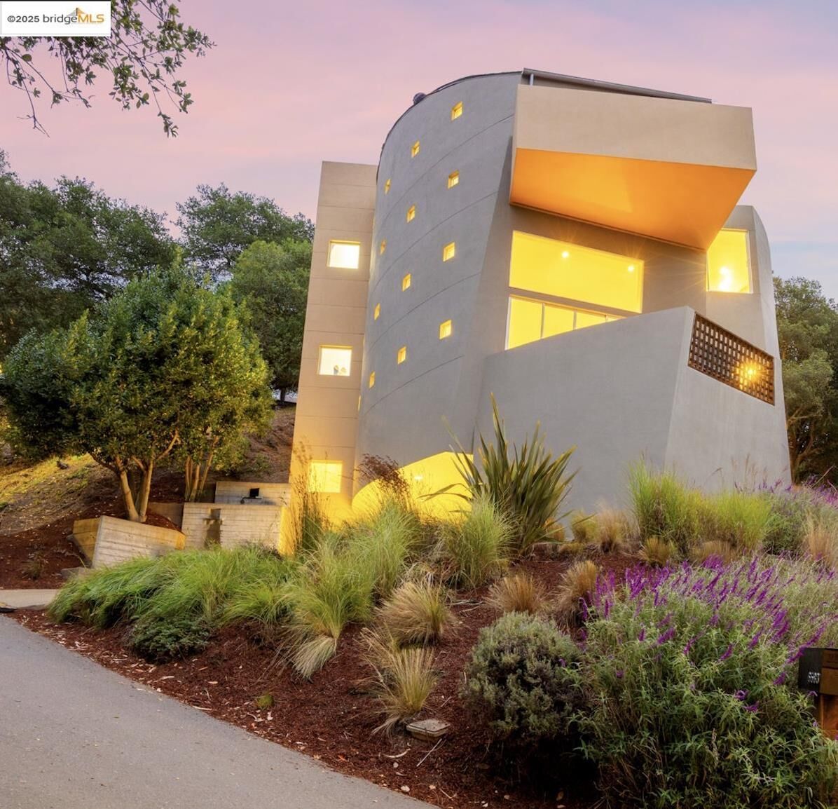 Property Photo: 6590 Oakwood Dr CA 94611