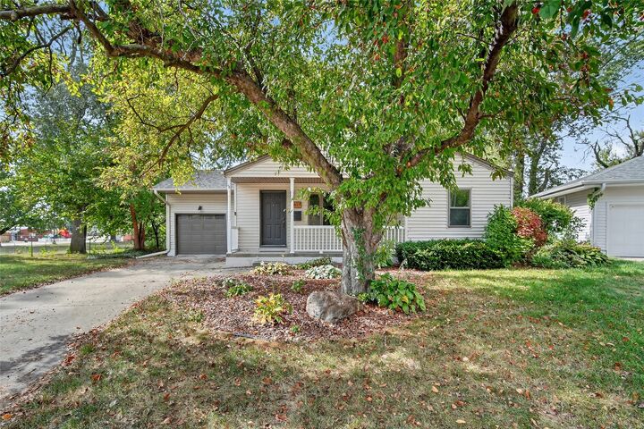 Property Photo:  817 Ashmoore Circle  IA 50265