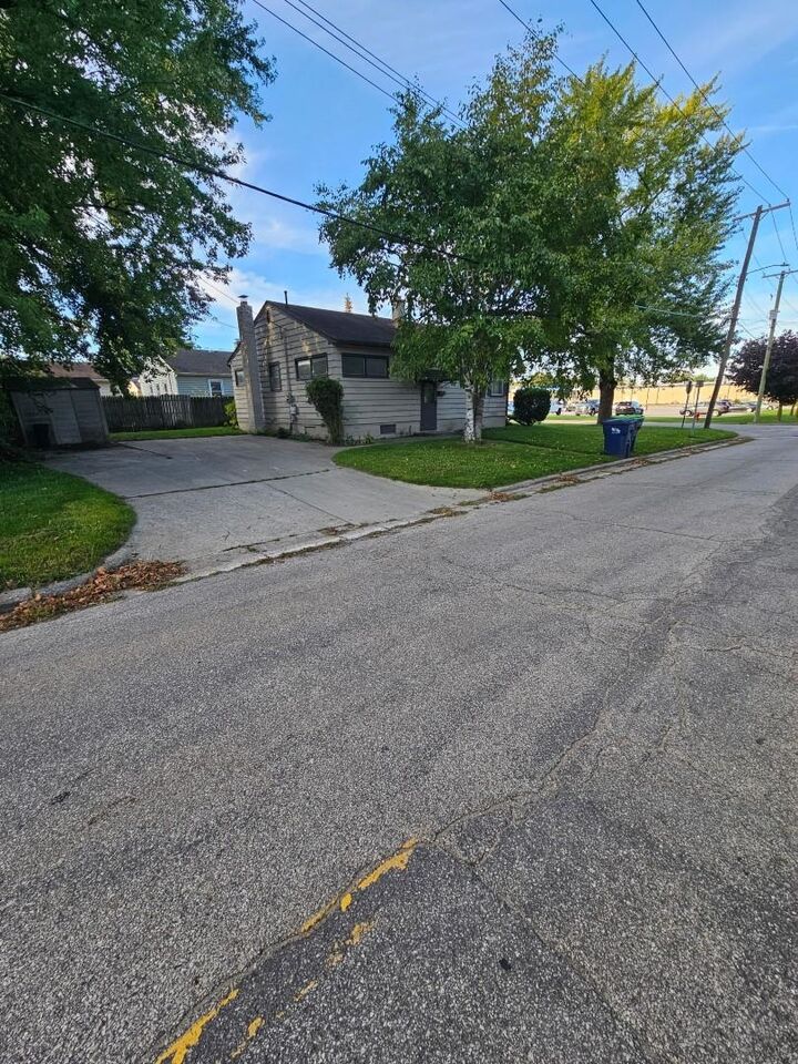 Property Photo: 1901 S Mountain Street MI 48706