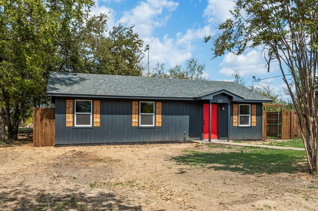 Property Photo: 1509 E 1st North Street TX 75142