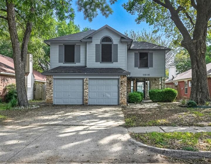 Property Photo: 1516 Allen Drive TX 75104