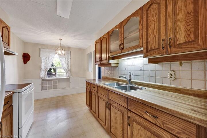 Property Photo:  75 Bridge Street E 206  ON N4G 1T1 