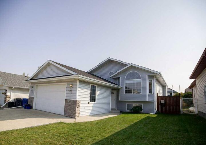 Property Photo:  7 Langford Crescent  AB T4R 2X1 