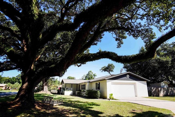 Property Photo: 6508 Colonade Cir FL 32506