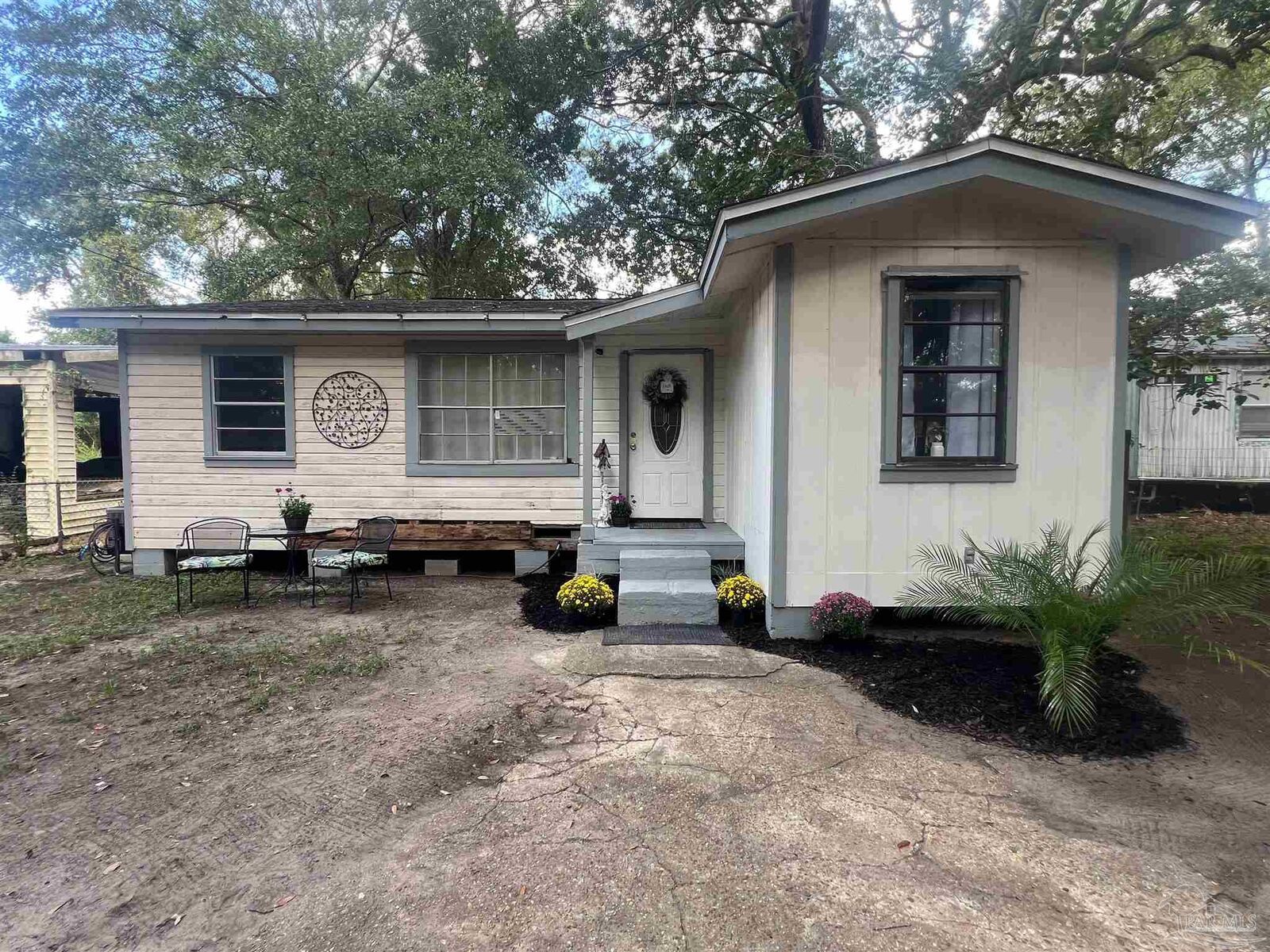 Property Photo: 8024 Hayworth Ave FL 32534