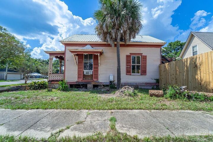 Property Photo:  400 W Gregory St  FL 32502 