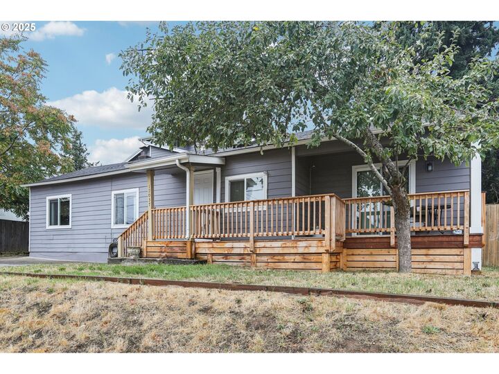 Property Photo: 12037 SE Mill Ct OR 97216
