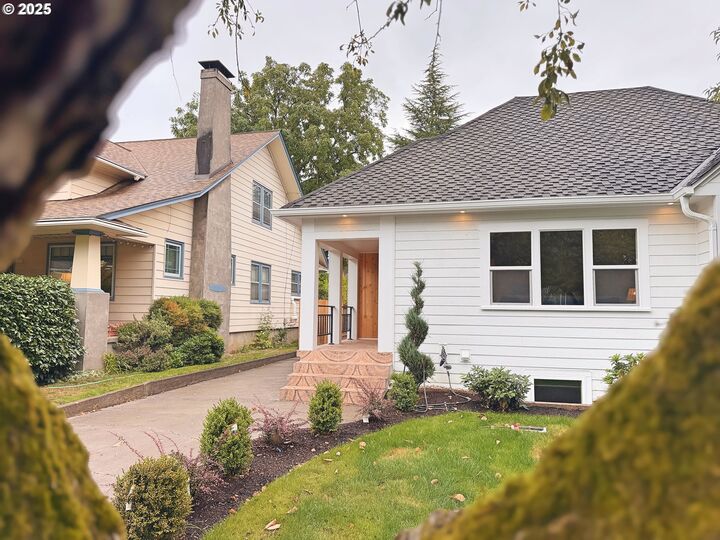 Property Photo:  3564 NE Mathison Pl  OR 97212 