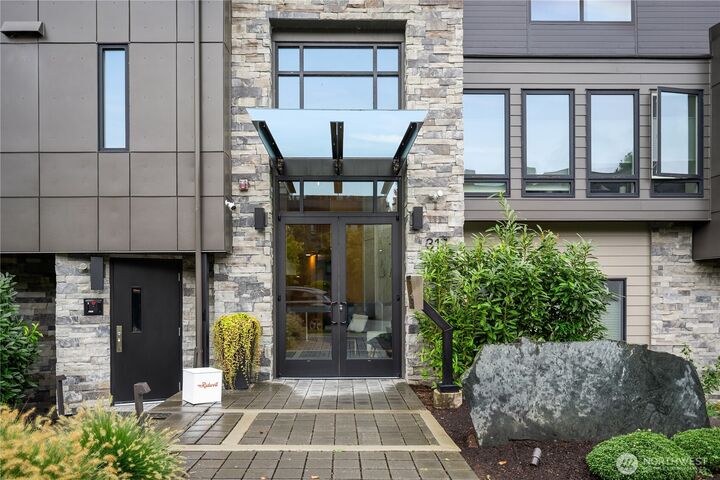 Property Photo:  317  5th Avenue 103  WA 98033 