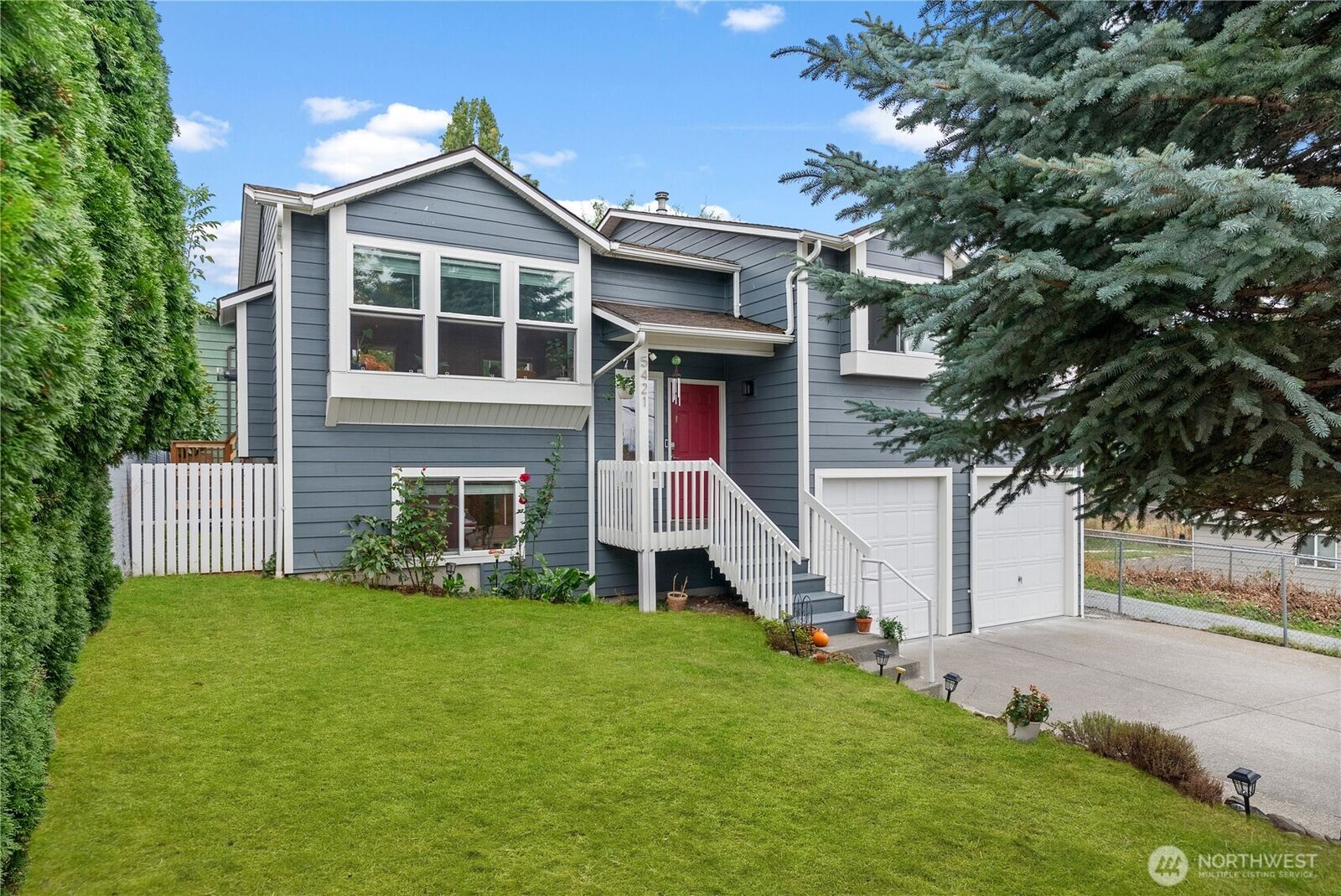 Property Photo:  5421 S Roxbury Street  WA 98118 