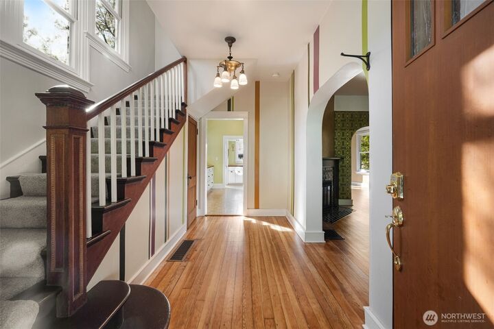 Property Photo:  825  15th Avenue  WA 98122 